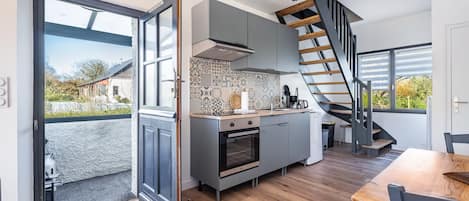 Jääkaappi, mikroaaltouuni, uuni, liesi