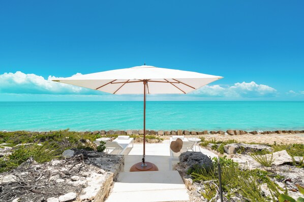 On the beach - Spacious Room w/ Sea Views + Modern Elegance – Perfect for Relaxing Retreat (Long Bay Hills)