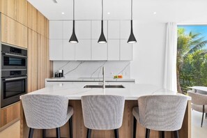 Réfrigérateur, four à micro-ondes, un four, surface de cuisson