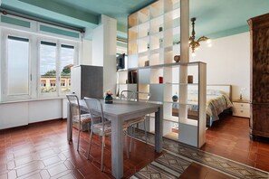 Dining - Elegant 'Aless Views' Apartment with Sea View, Wi-Fi, and Air Conditioning (Lerici)