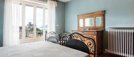 Een strijkplank/strijkijzer, wifi, beddengoed