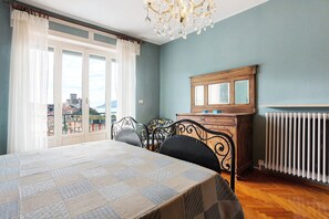 Iron/ironing board, WiFi, bed sheets - Elegant 'Aless Views' Apartment with Sea View, Wi-Fi, and Air Conditioning (Lerici)