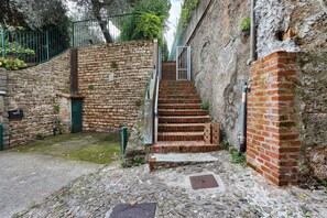 Property grounds - Elegant 'Aless Views' Apartment with Sea View, Wi-Fi, and Air Conditioning (Lerici)