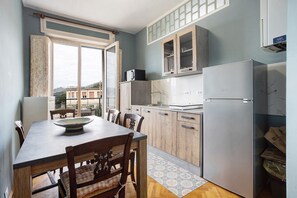 Kühlschrank, Mikrowelle, Herdplatte, Geschirrspüler