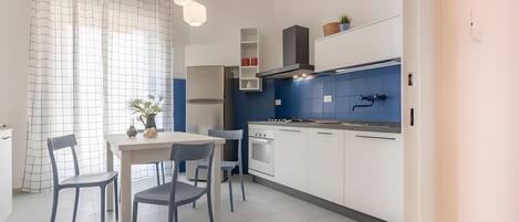 Frigorifero, microonde, forno, piano cottura