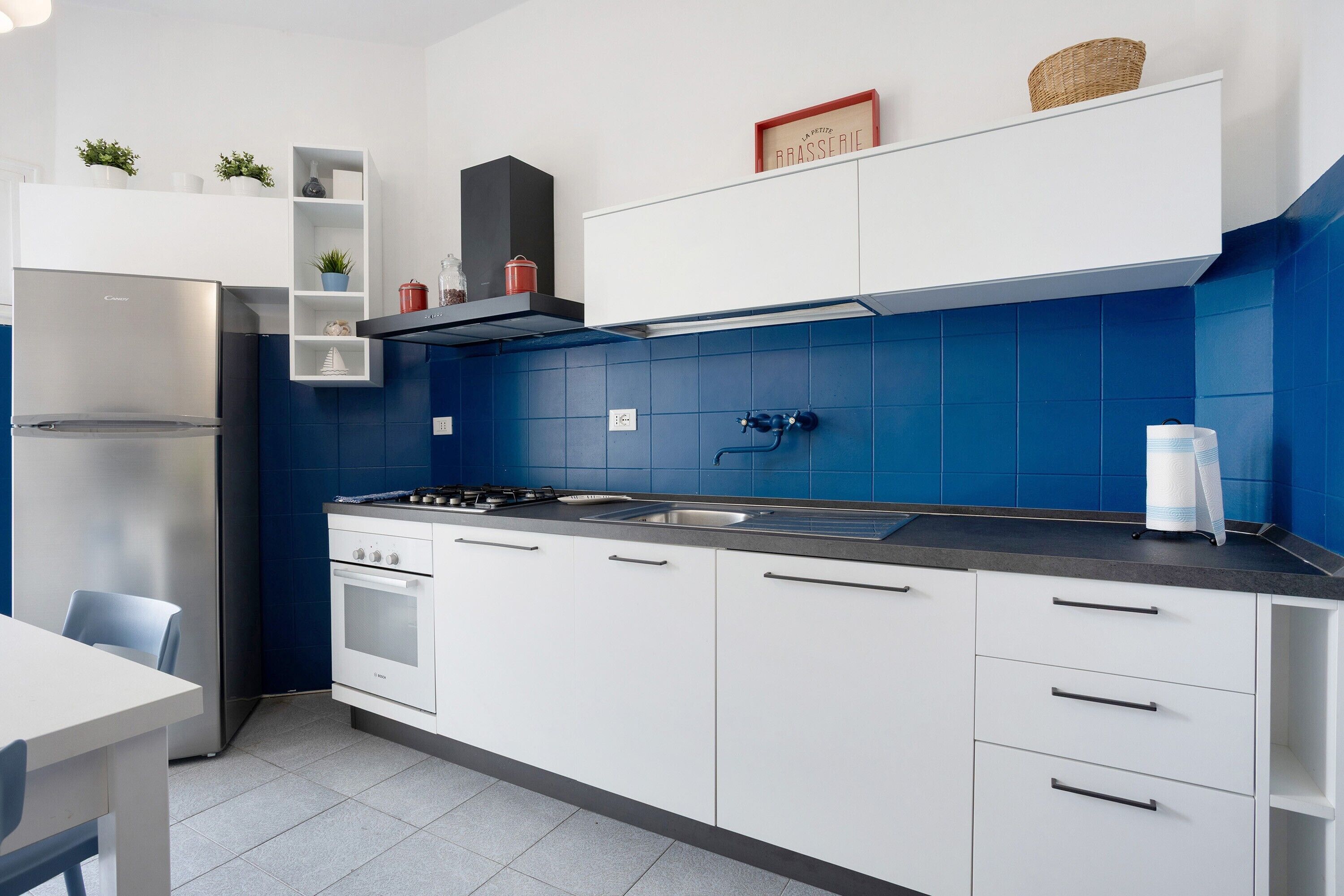 Frigorifero, microonde, forno, piano cottura