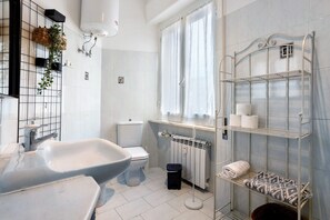 Shower, hair dryer, towels - Lerici - Casa Mì Apartment with Elevator, Balcony and Wi-Fi (Lerici)