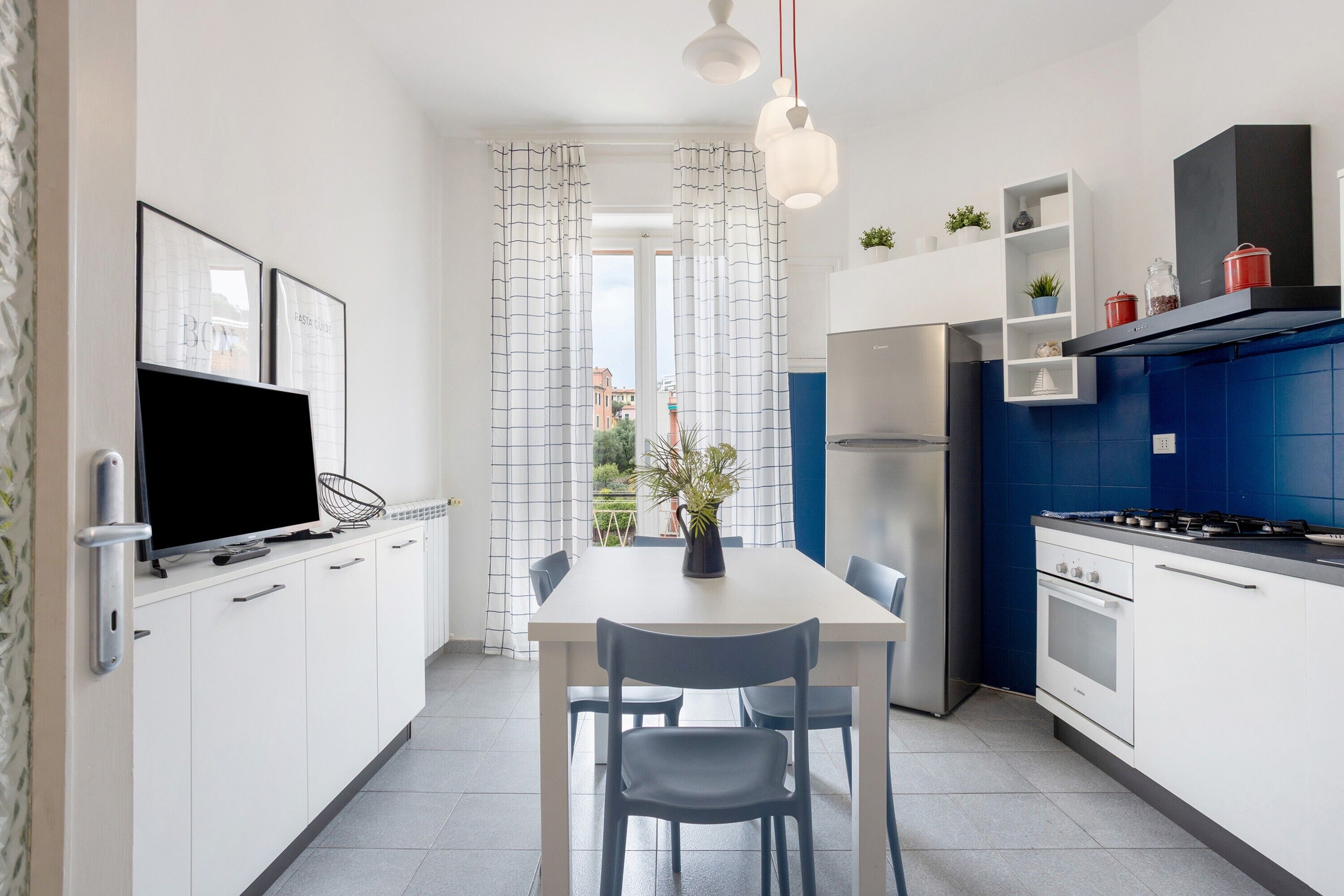 Frigorifero, microonde, forno, piano cottura