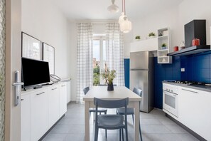 Fridge, microwave, oven, stovetop - Lerici - Casa Mì Apartment with Elevator, Balcony and Wi-Fi (Lerici)