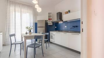 Frigorifero, microonde, forno, piano cottura