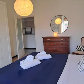 1 dormitorio, tabla de planchar con plancha, wifi y ropa de cama