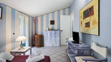 Una scrivania, ferro/asse da stiro, Wi-Fi, lenzuola