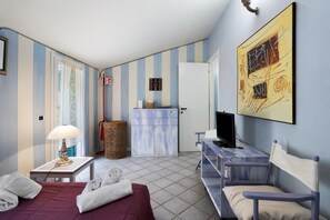 Bureau, fer et planche à repasser, Wi-Fi, literie fournie