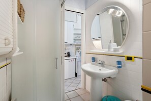 Douche, séchoir à cheveux, serviettes fournies, papier de toilette