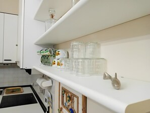 Frigorifero, piano cottura, macchina per tè/caffè, bollitore elettrico