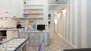 Frigorifero, forno, piano cottura, lavastoviglie