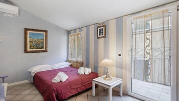 Una scrivania, ferro/asse da stiro, Wi-Fi, lenzuola