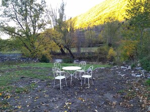 تناول الطعام بالخارج