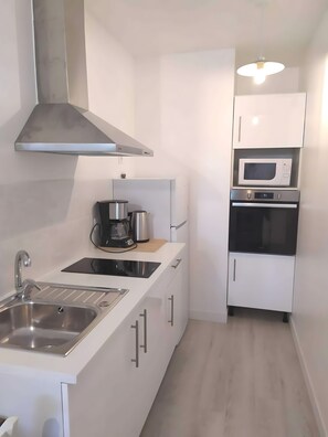 Frigorífico, microondas, horno y placa de cocina