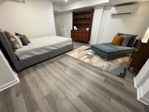 Desk, iron/ironing board, travel cot, free WiFi - Charming Getaway! Heart of Asheville Suite (Asheville)
