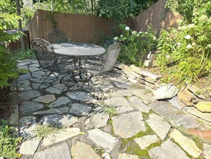 Outdoor dining - Charming Getaway! Heart of Asheville Suite (Asheville)
