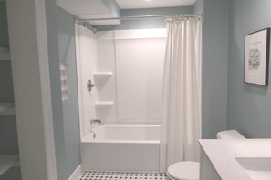 Shower, hair dryer, towels, soap - Charming Getaway! Heart of Asheville Suite (Asheville)