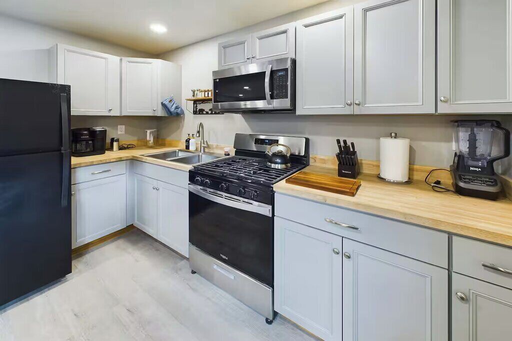 Frigorífico, microondas, horno y placa de cocina