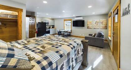 Modern Comfort Suite B - Heart of Downtown