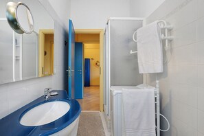 Shower, hair dryer, towels - Apartment 'Alveare sul Blue' in Lerici, Perfect for 3 Guests (Lerici)
