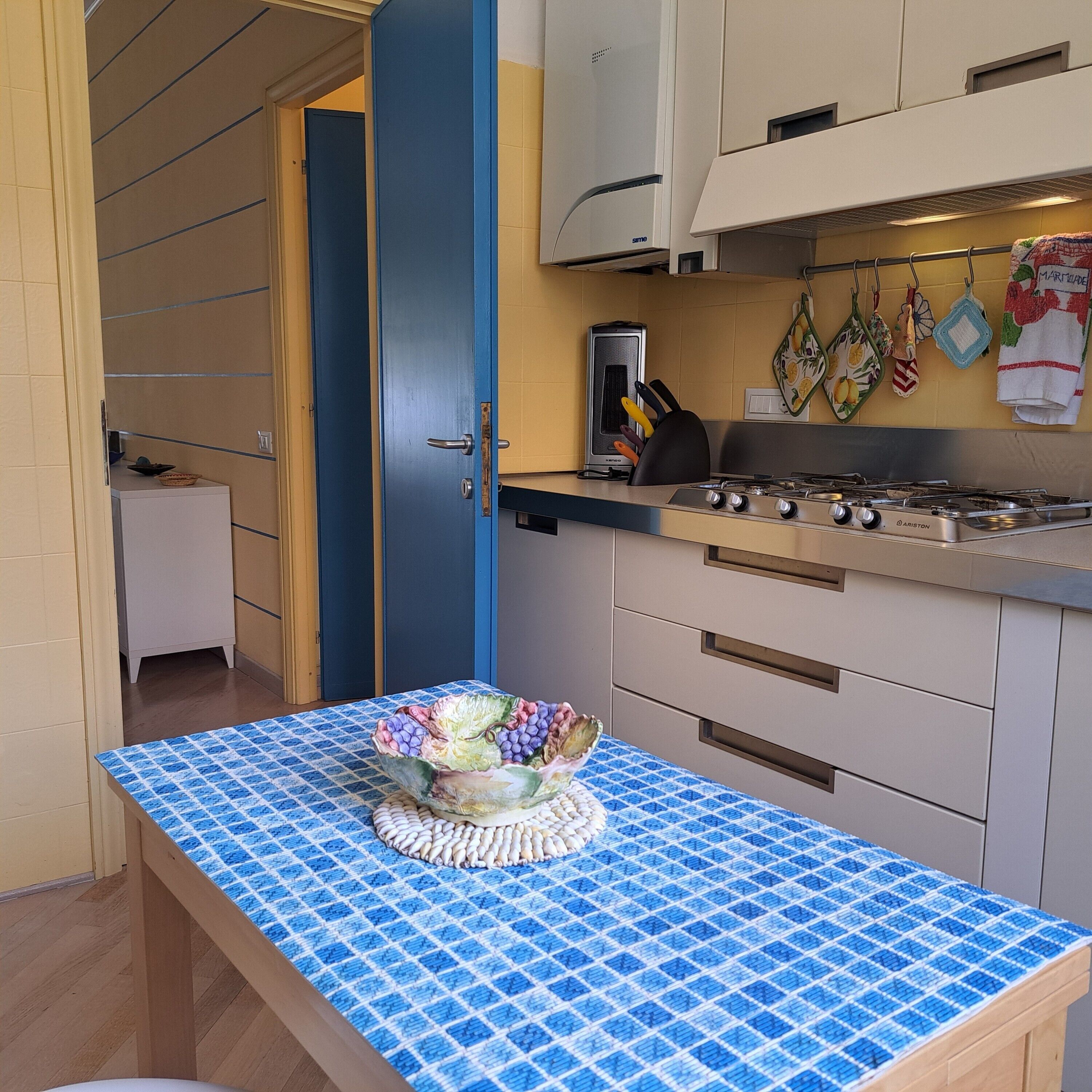 Frigorifero, forno, piano cottura, lavastoviglie