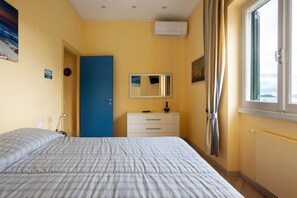 Een strijkplank/strijkijzer, wifi, beddengoed