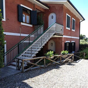 المنشأة من الخارج