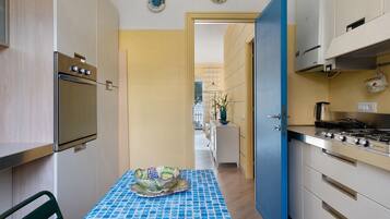 Frigorifero, forno, piano cottura, lavastoviglie