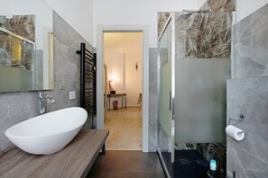 Douche, séchoir à cheveux, serviettes fournies