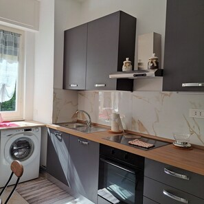 Frigorifero, forno, piano cottura, lavastoviglie