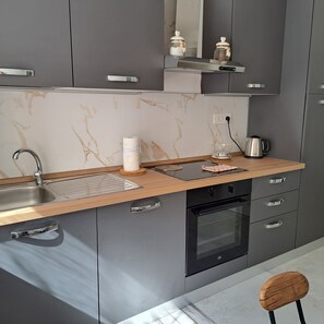 Frigorifero, forno, piano cottura, lavastoviglie