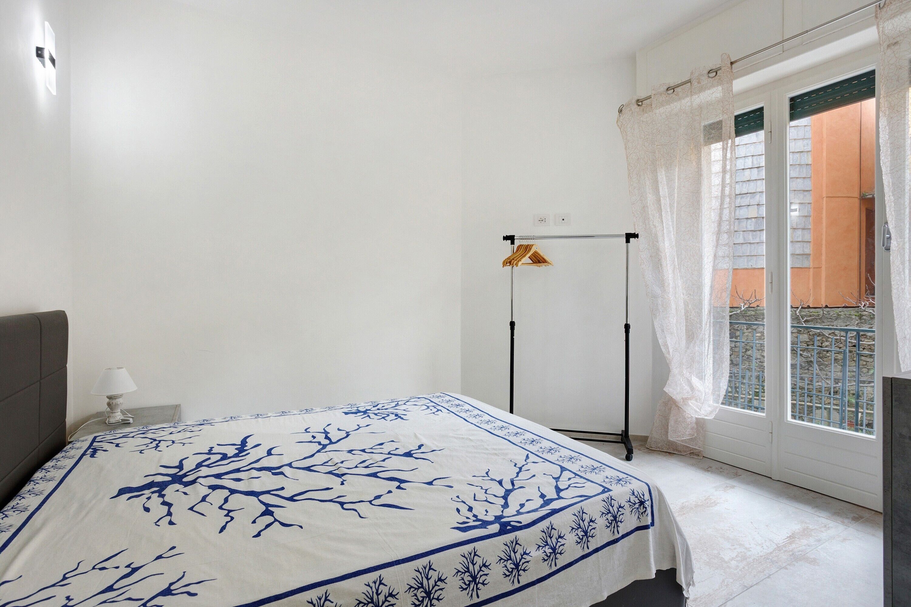 Tabla de planchar con plancha, wifi y ropa de cama 