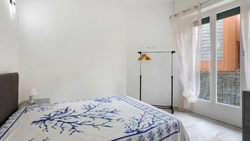 Tabla de planchar con plancha, wifi y ropa de cama