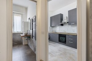 Frigorifero, forno, piano cottura, lavastoviglie