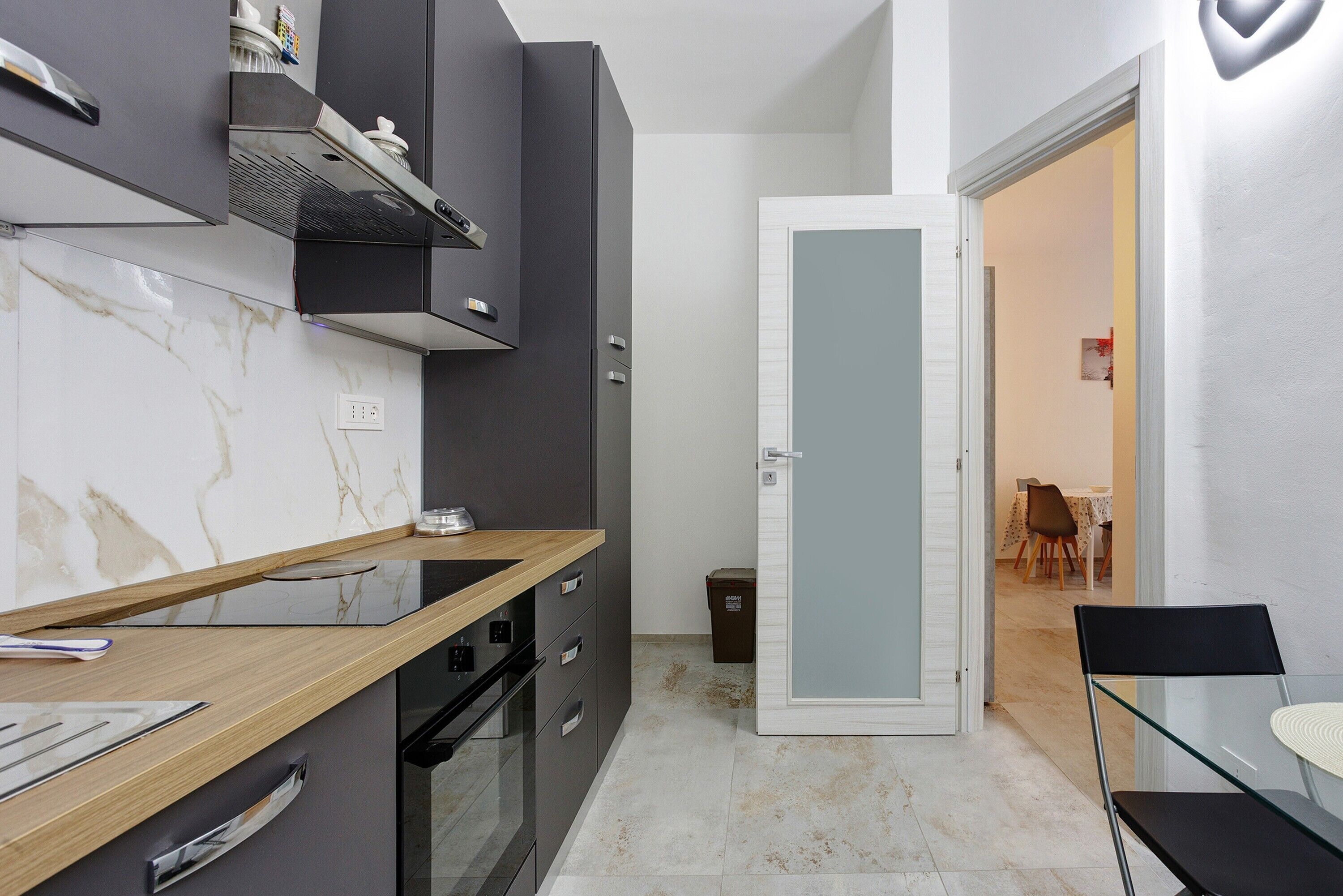 Frigorifero, forno, piano cottura, lavastoviglie