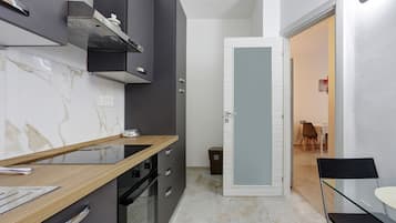 Frigorifero, forno, piano cottura, lavastoviglie