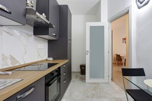 Fridge, oven, stovetop, dishwasher - Vivere Lerici Apartment with Parking, Balcony, Wi-Fi & Air Conditioning (Lerici SP)
