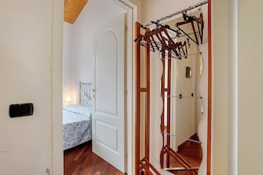 Planxa i posts de planxar, wifi i roba de llit 