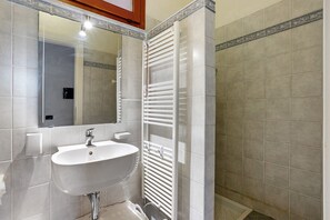 Shower, hair dryer, towels - Apartment 'Lerici – Foyer Verde Mare' with Mountain View, Wi-Fi and Air Conditioning (Lerici SP)
