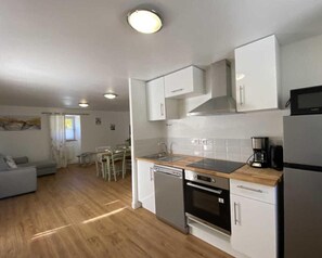 Refrigerador, microondas, horno y parrilla de estufa