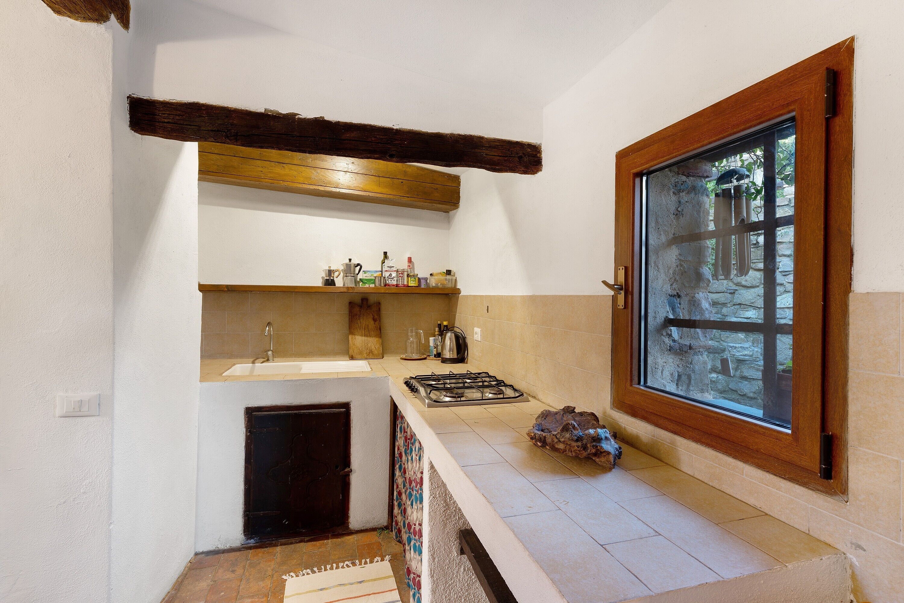 Kühlschrank, Mikrowelle, Herdplatte, Wasserkocher mit Kaffee-/Teezubehör