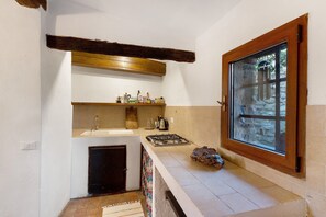Kühlschrank, Mikrowelle, Herdplatte, Wasserkocher mit Kaffee-/Teezubehör