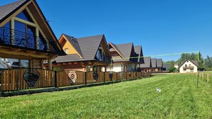 Une rangée de maisons en bois, avec des toits inclinés et de grandes fenêtres.