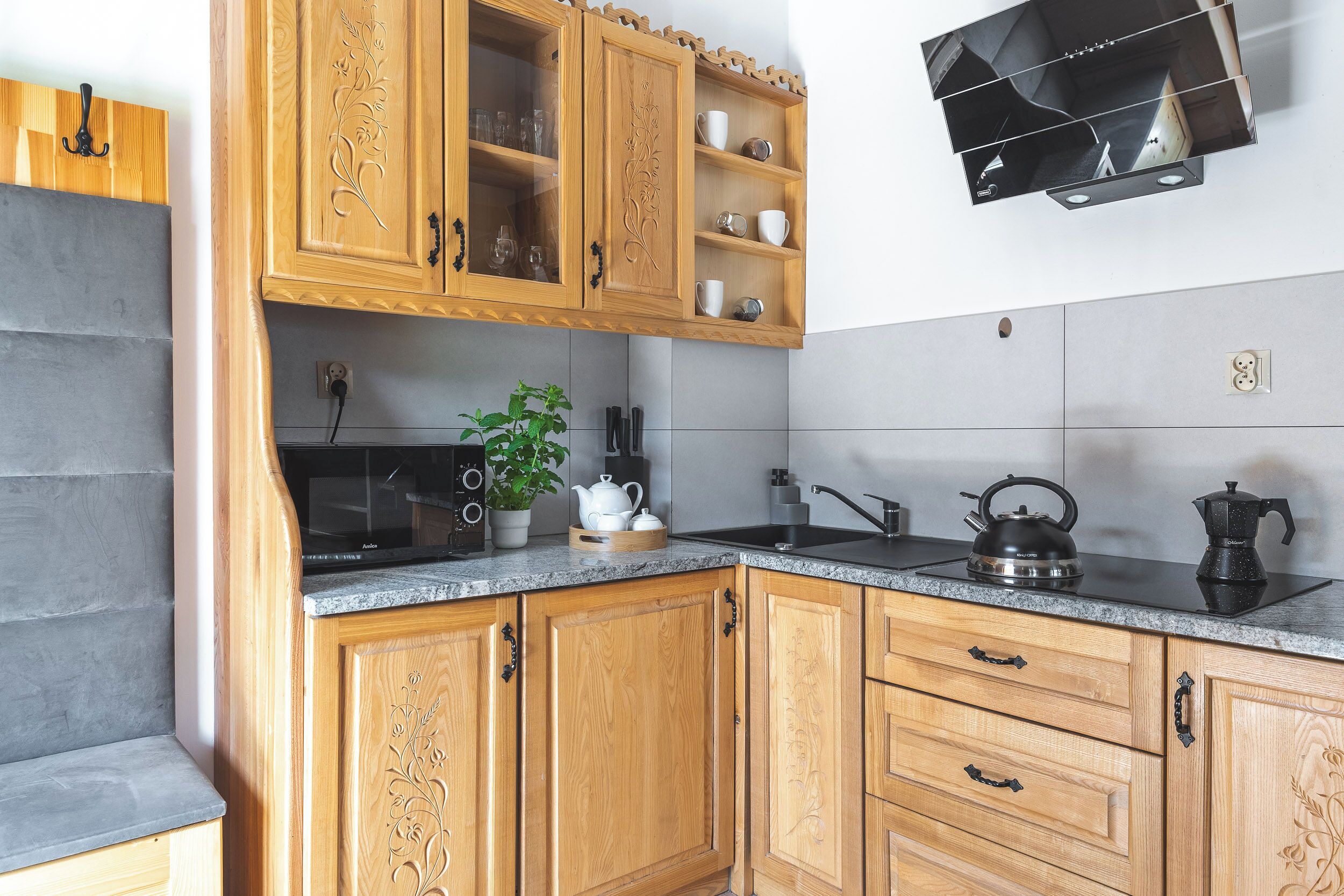 Full-size fridge, microwave, stovetop, dishwasher