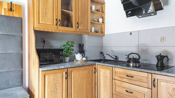 Full-size fridge, microwave, stovetop, dishwasher